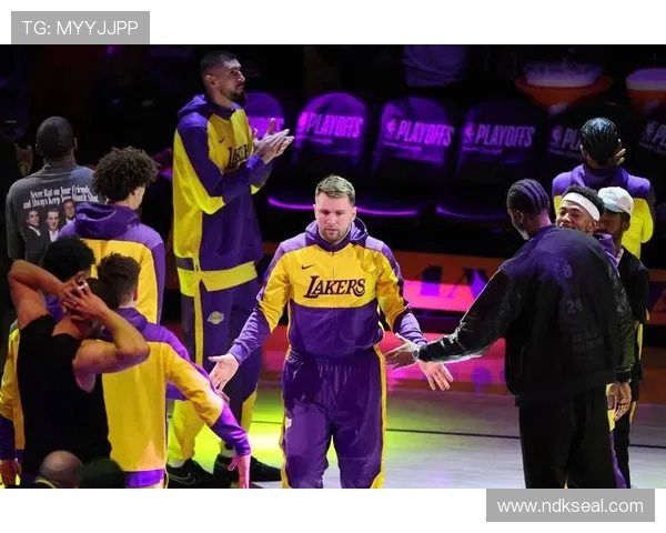 东契奇与里夫斯携手共进展现持球天赋助力湖人未来发展 东契奇与里夫斯携手共进展现持球天赋助力湖人未来发展